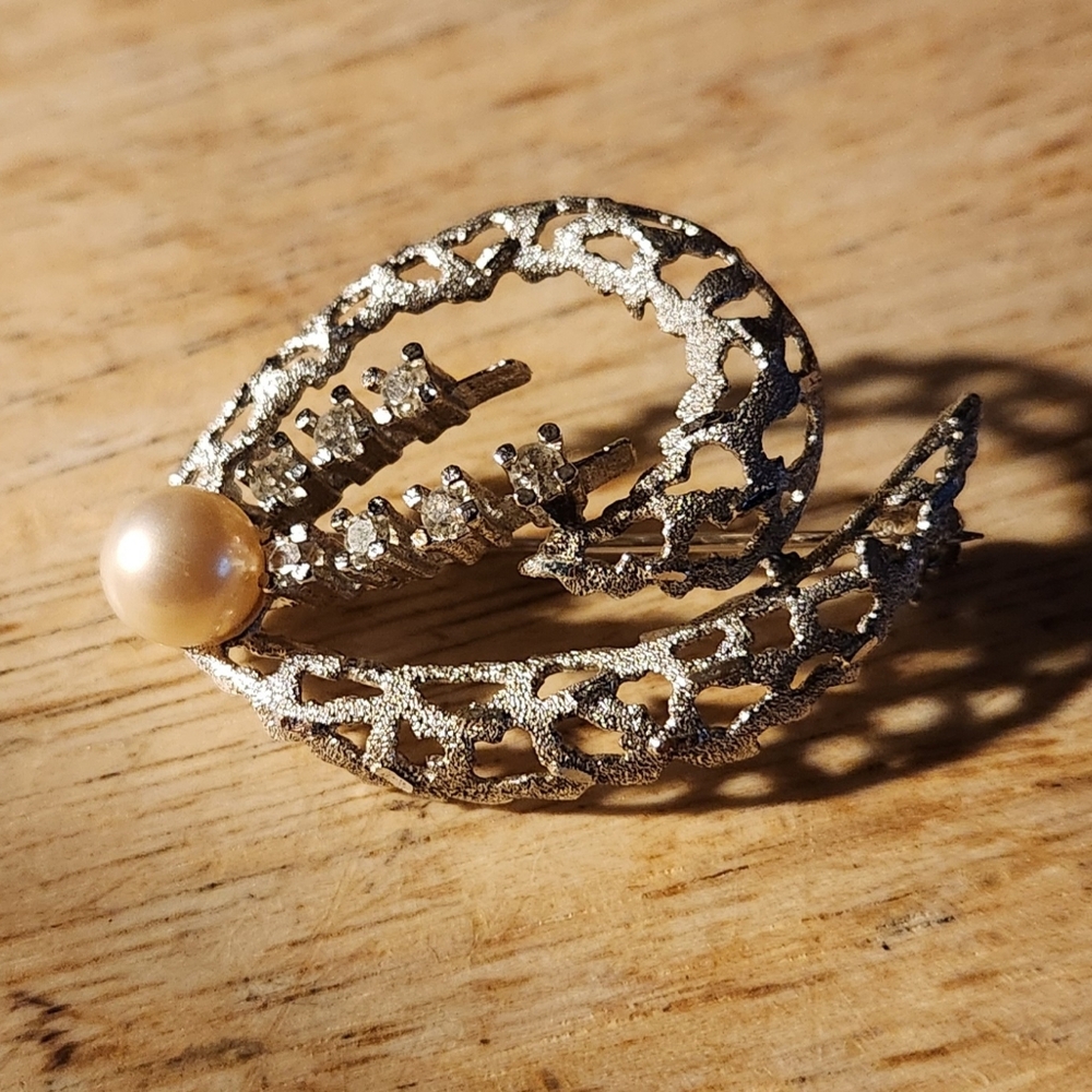 Silver rhinestone and pearl pin
